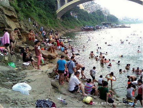 桂江一桥冬泳码头为改善游泳环境修建亲水平台